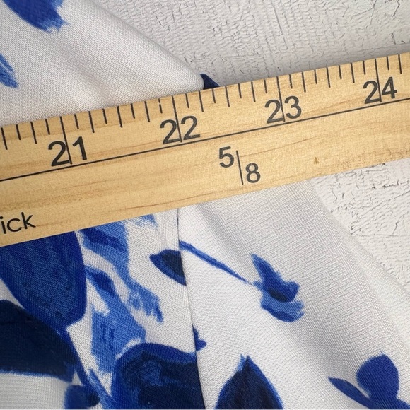 Isaac Mizrah Live! Super Soft Floral Blue and White Women’s Plus 3X Button Up - Picture 4 of 7